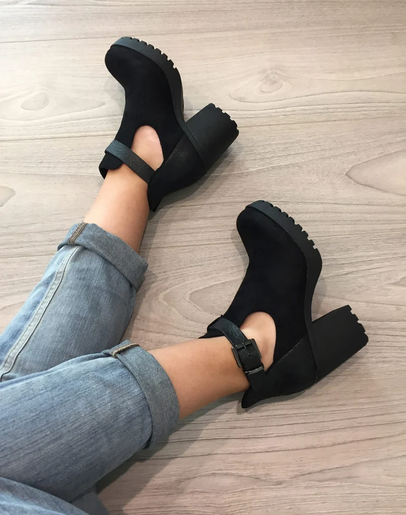 Bottines ajourées noires avec sangle à boucle