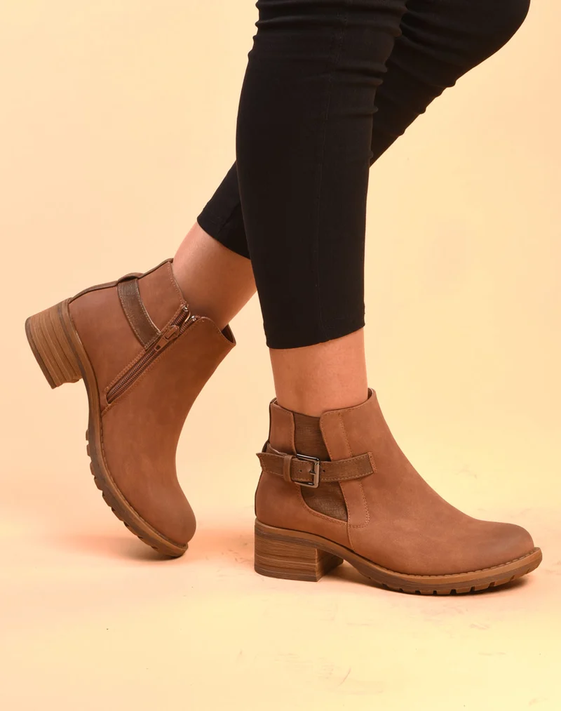 Bottines camelles avec lanière à boucle et motifs
