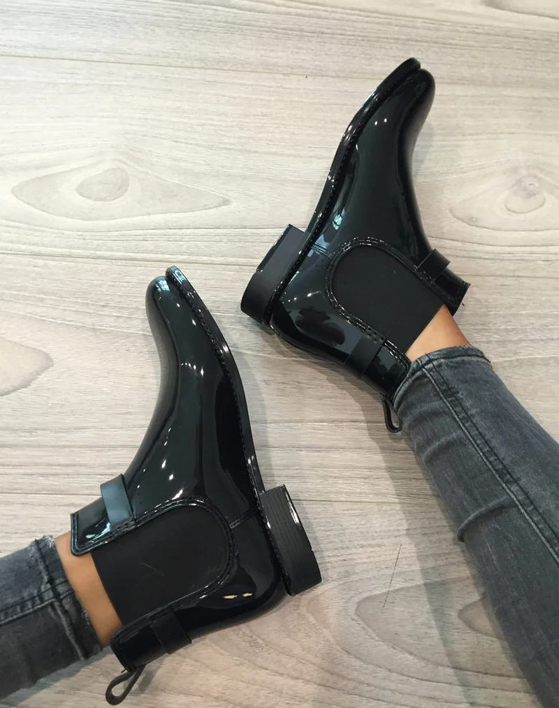 Bottines de pluie noires avec lanière