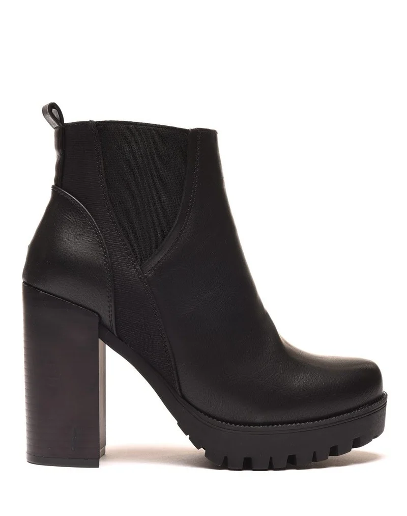 Bottines noires à talons et semelle épaisse