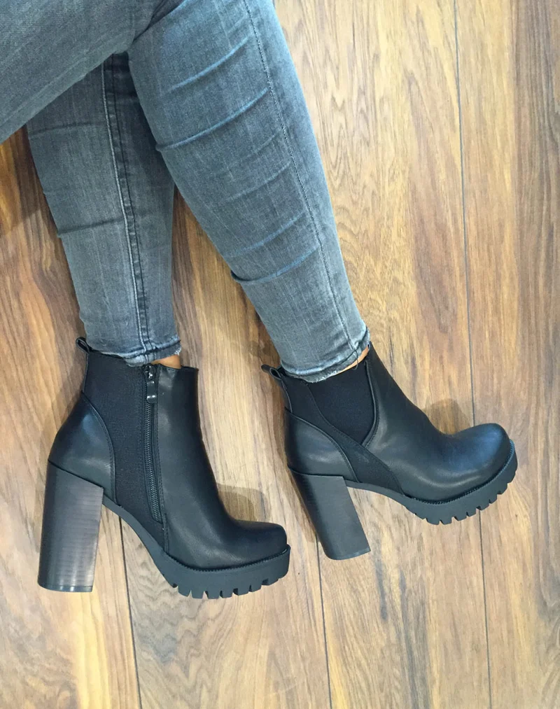 Bottines noires à talons et semelle épaisse