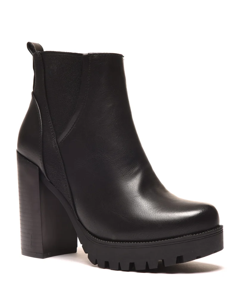 Bottines noires à talons et semelle épaisse