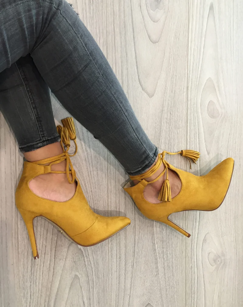 Sandales jaune moutarde à talons ajourées