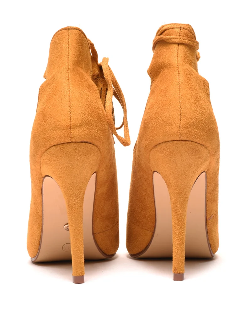 Sandales jaune moutarde à talons ajourées