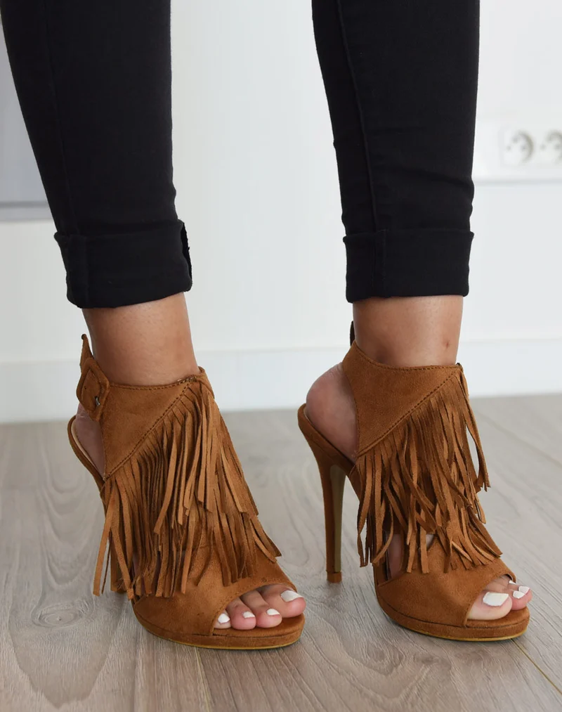 Sandales à talons camel effet suédine ouvertes avec franges