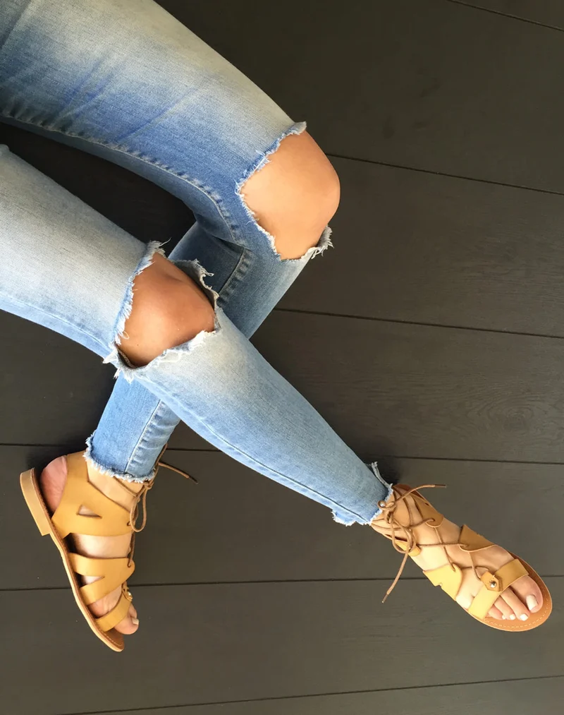 Nu-pieds camel à lacet
