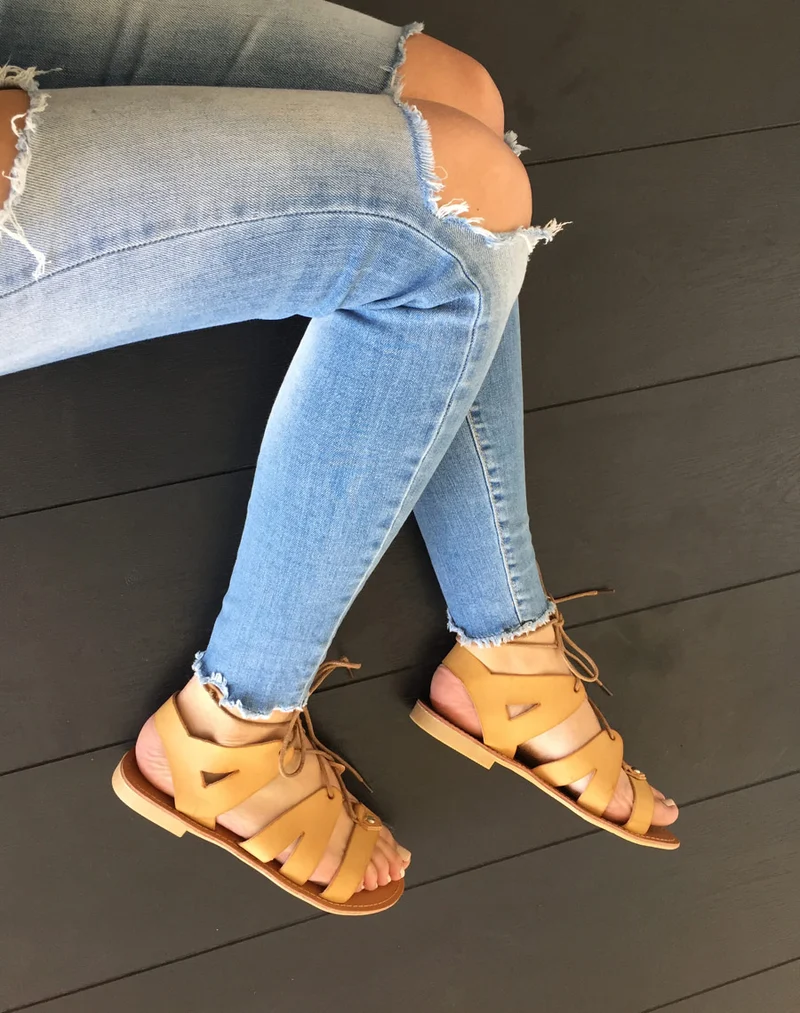 Nu-pieds camel à lacet
