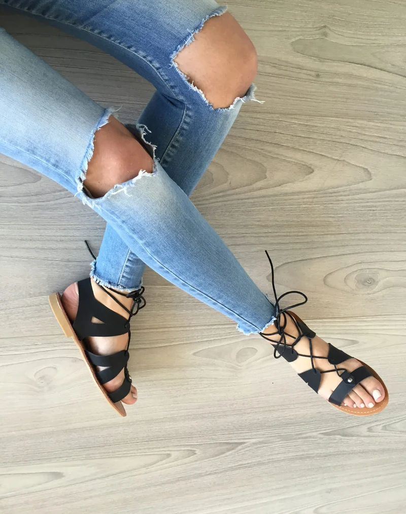 Nu-pieds noir à lacet