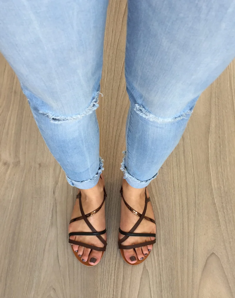 Sandale marron avec brides vernis et imprimé