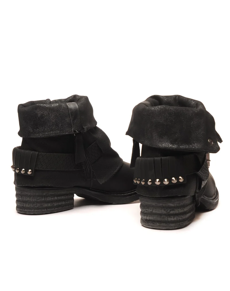 Bottine noire avec doublure perforé