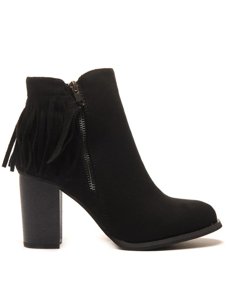 Bottines à talon noires mates avec franges