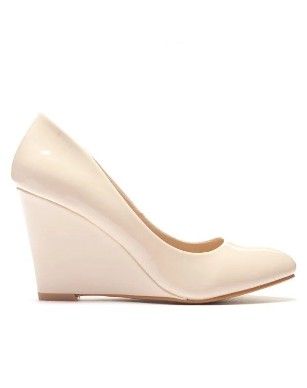 Escarpin beige verni avec talon compensé