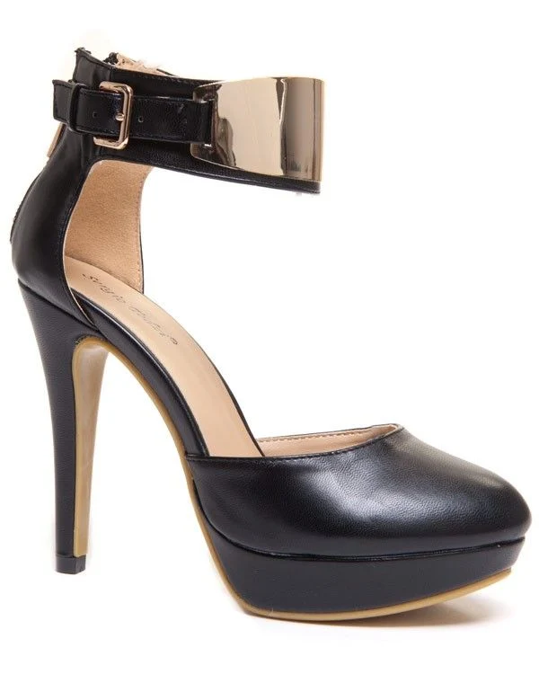 Escarpin noir fermé avec découpe et plaque dorée