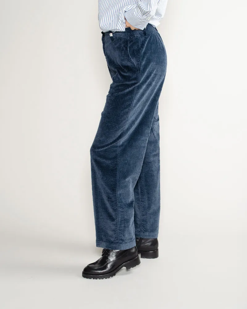 Pantalon myths woman