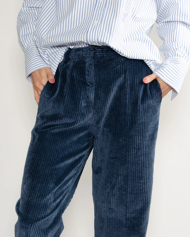 Pantalon myths woman