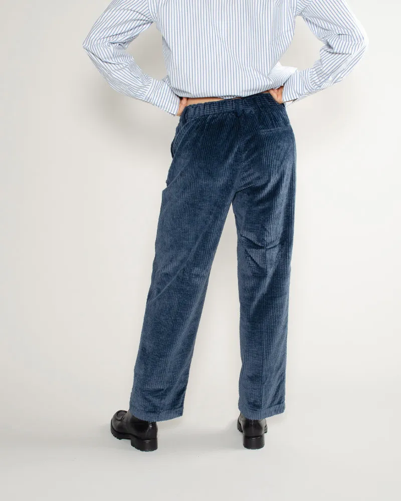 Pantalon myths woman