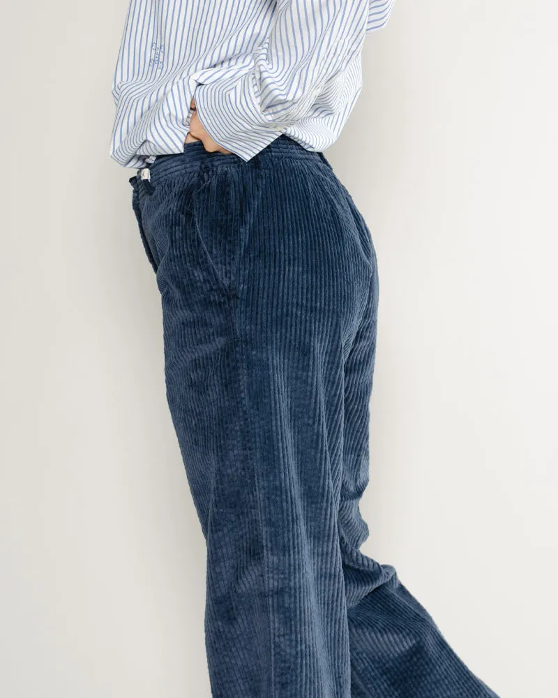 Pantalon myths woman