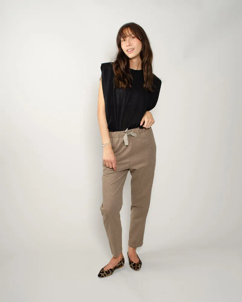 Pantalon myths woman