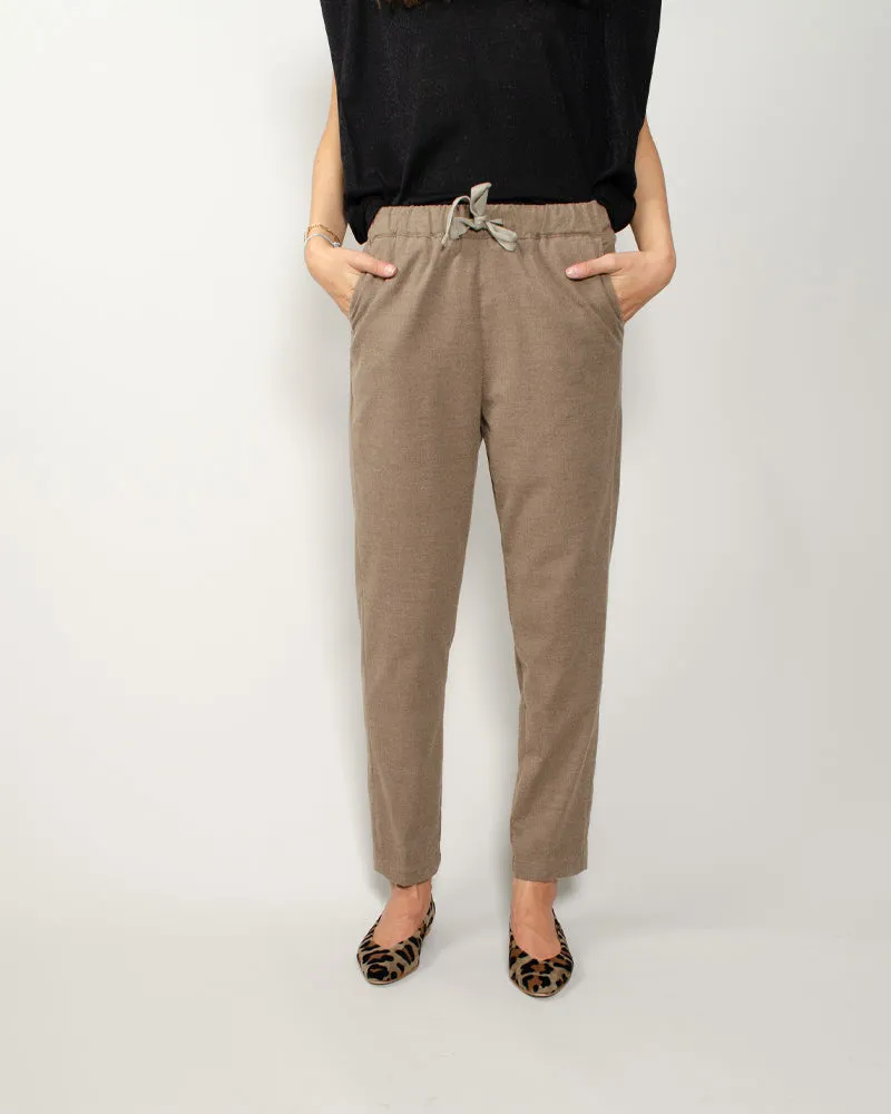 Pantalon myths woman