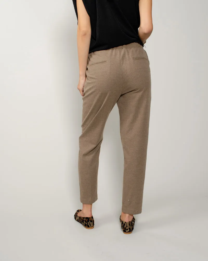 Pantalon myths woman