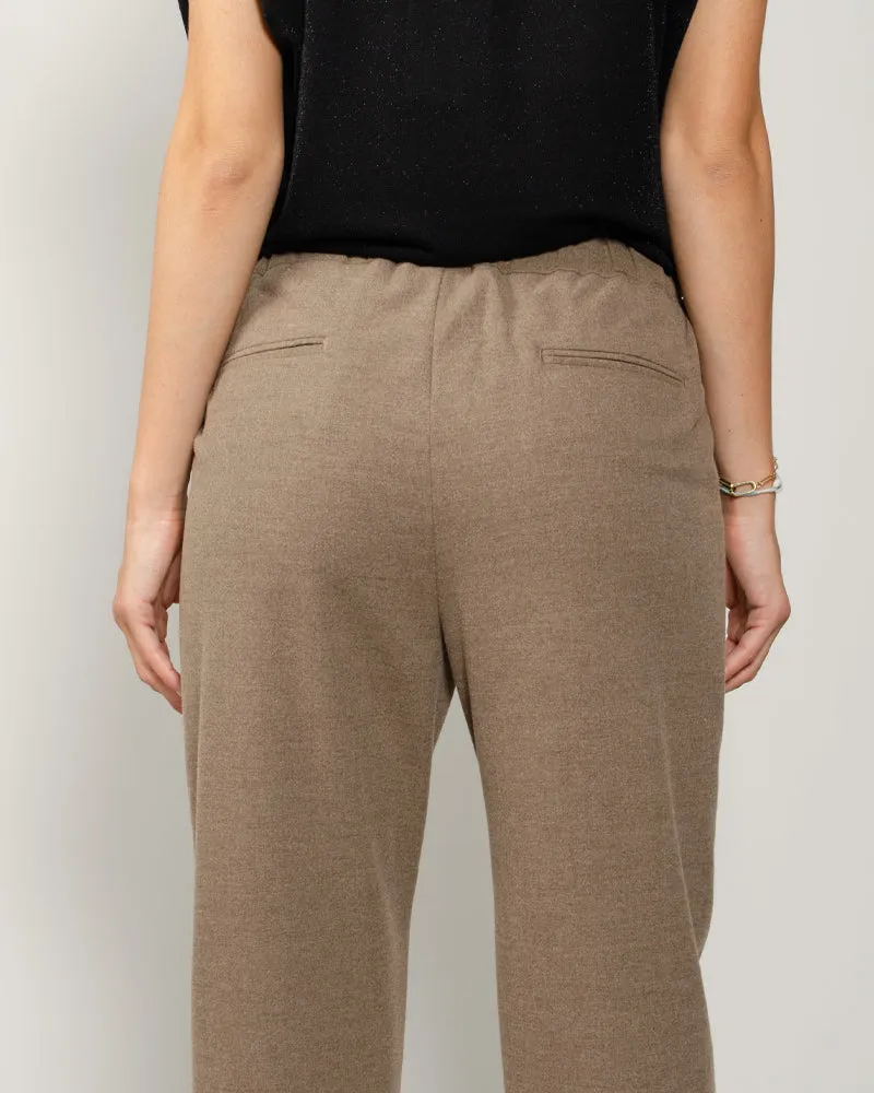 Pantalon myths woman