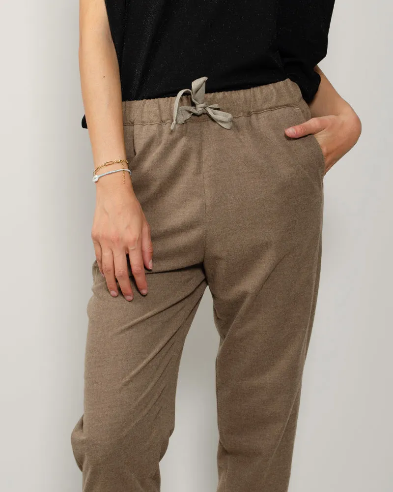Pantalon myths woman