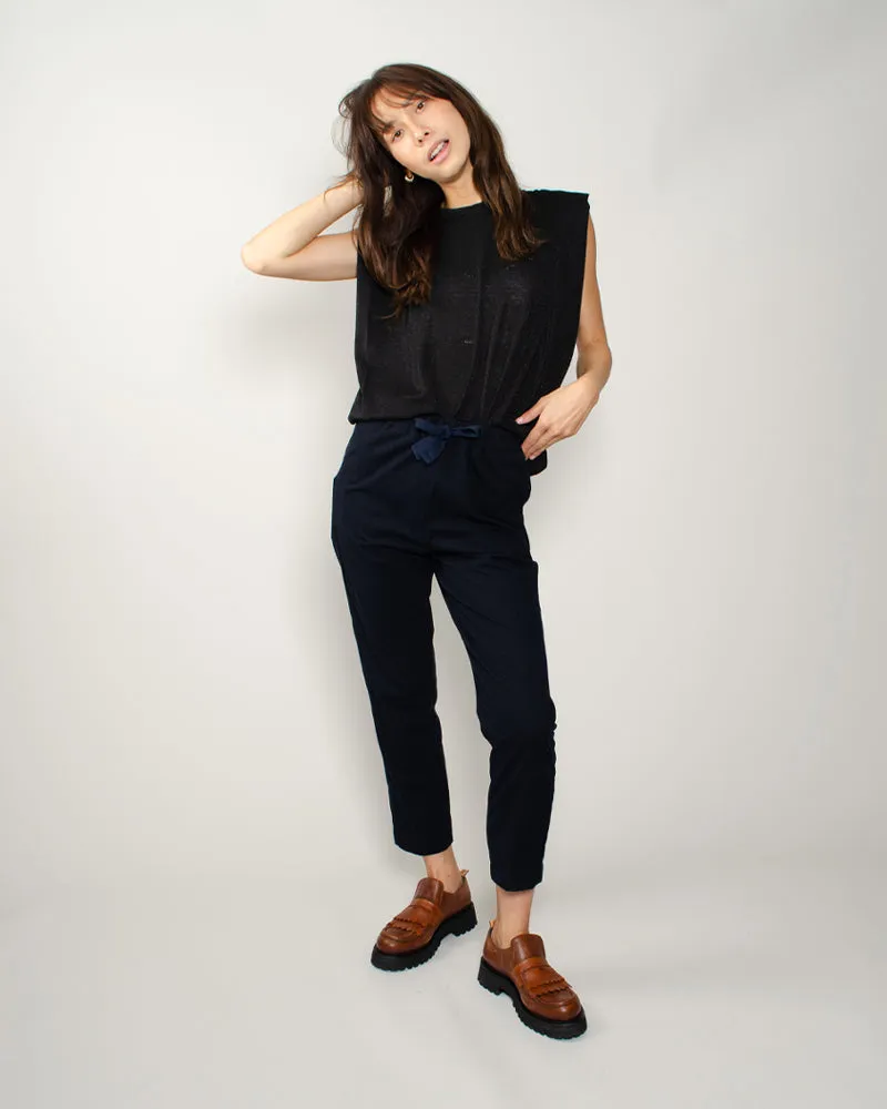 Pantalon myths woman