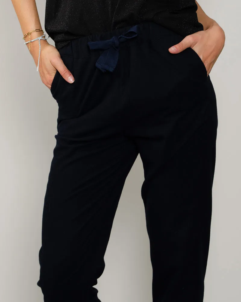 Pantalon myths woman