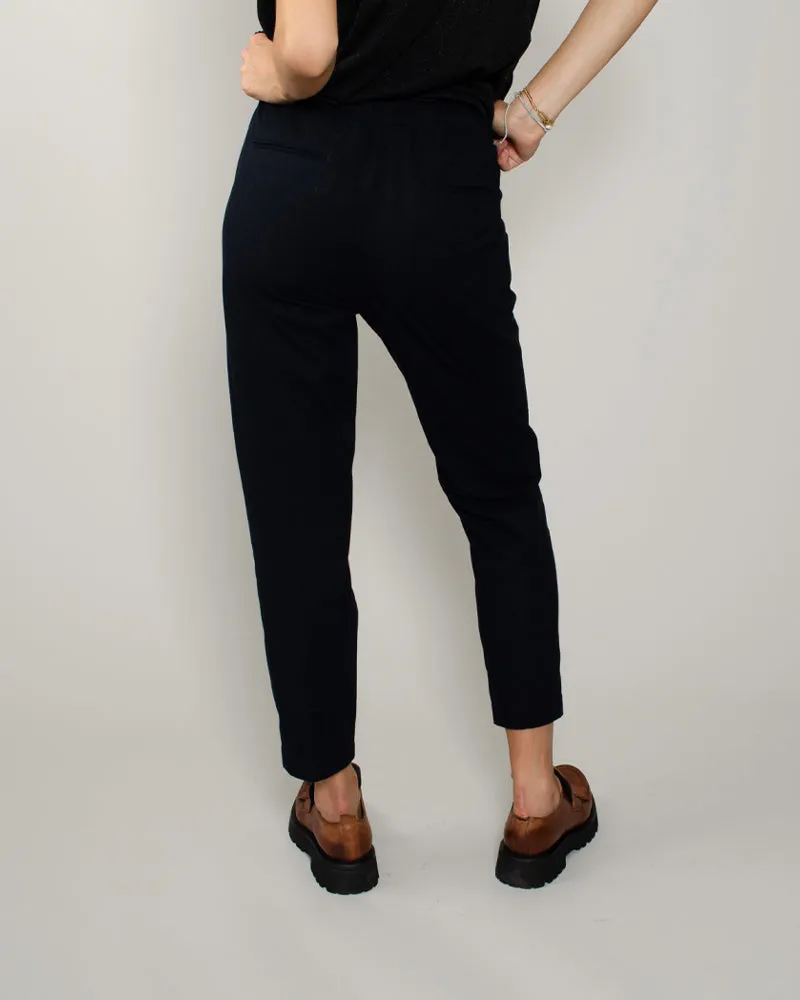 Pantalon myths woman