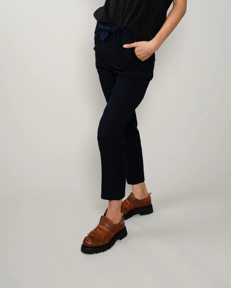 Pantalon myths woman