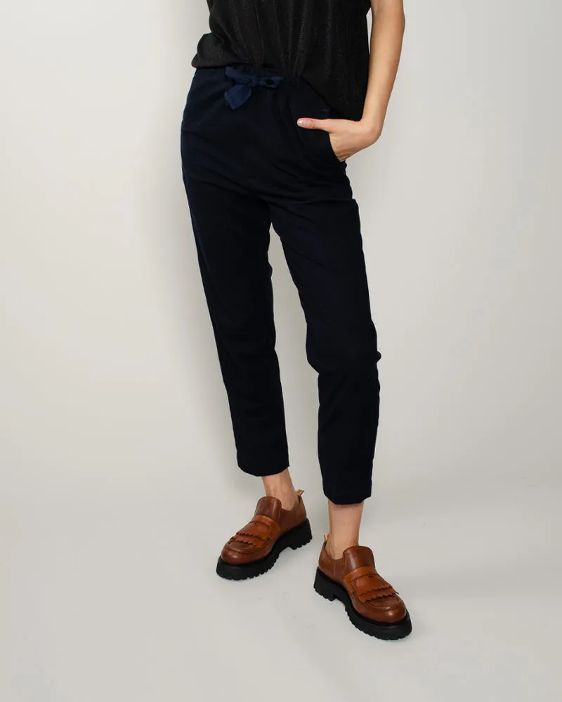 Pantalon myths woman