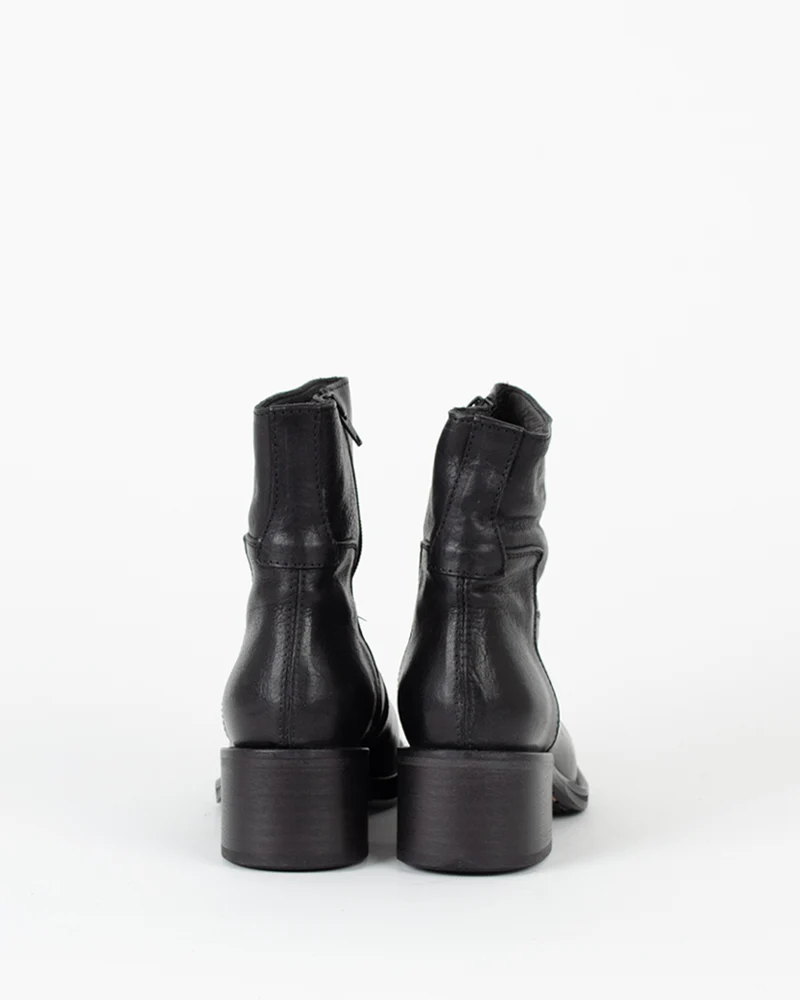 Boots moma