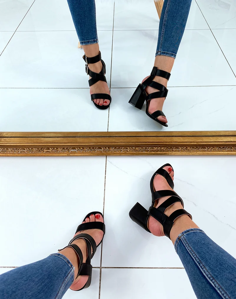 Sandales noires à talons et à multiples brides