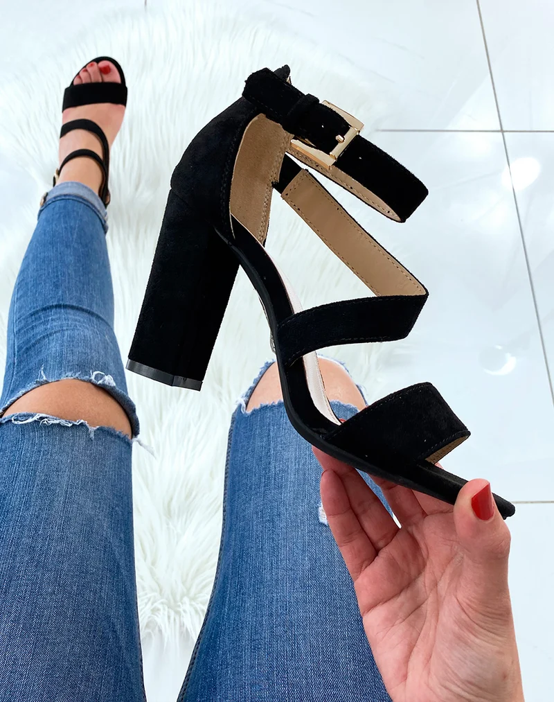 Sandales en suédine noires à multiples brides et à talons carrés