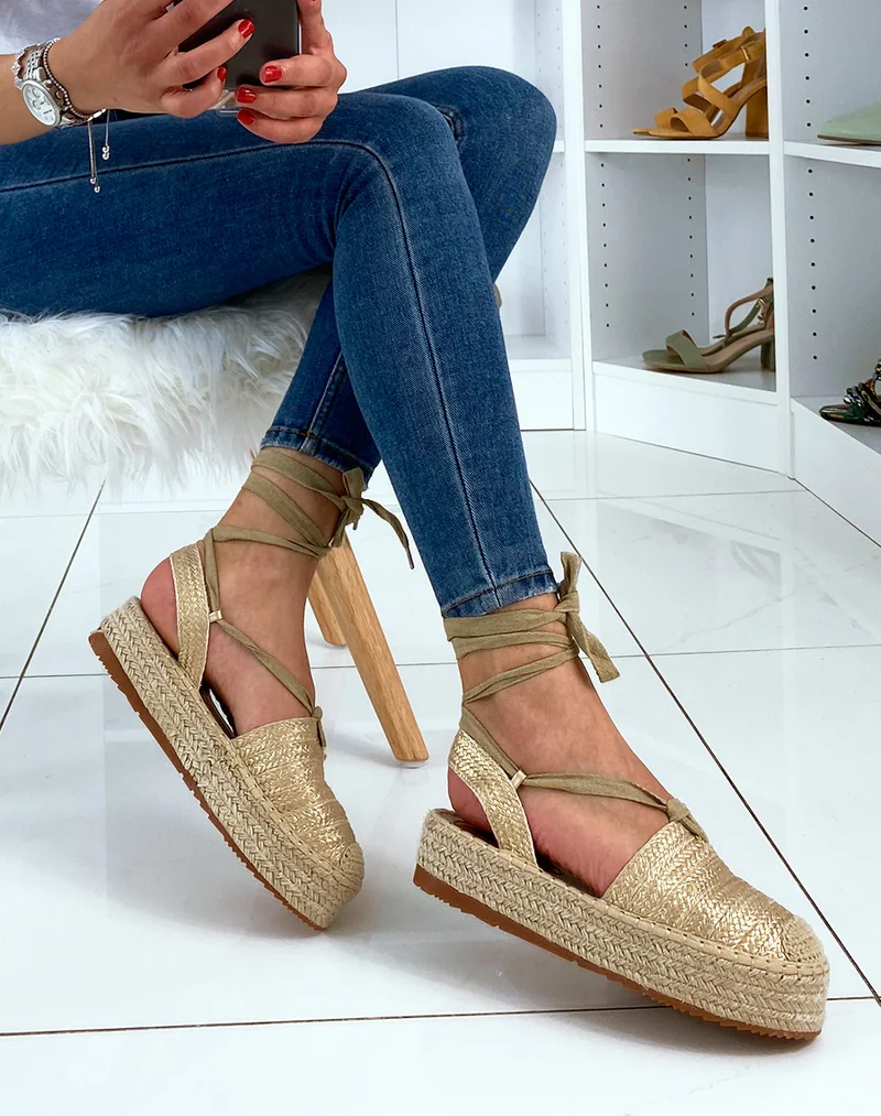 Espadrilles dorés ouvertes et à lacets