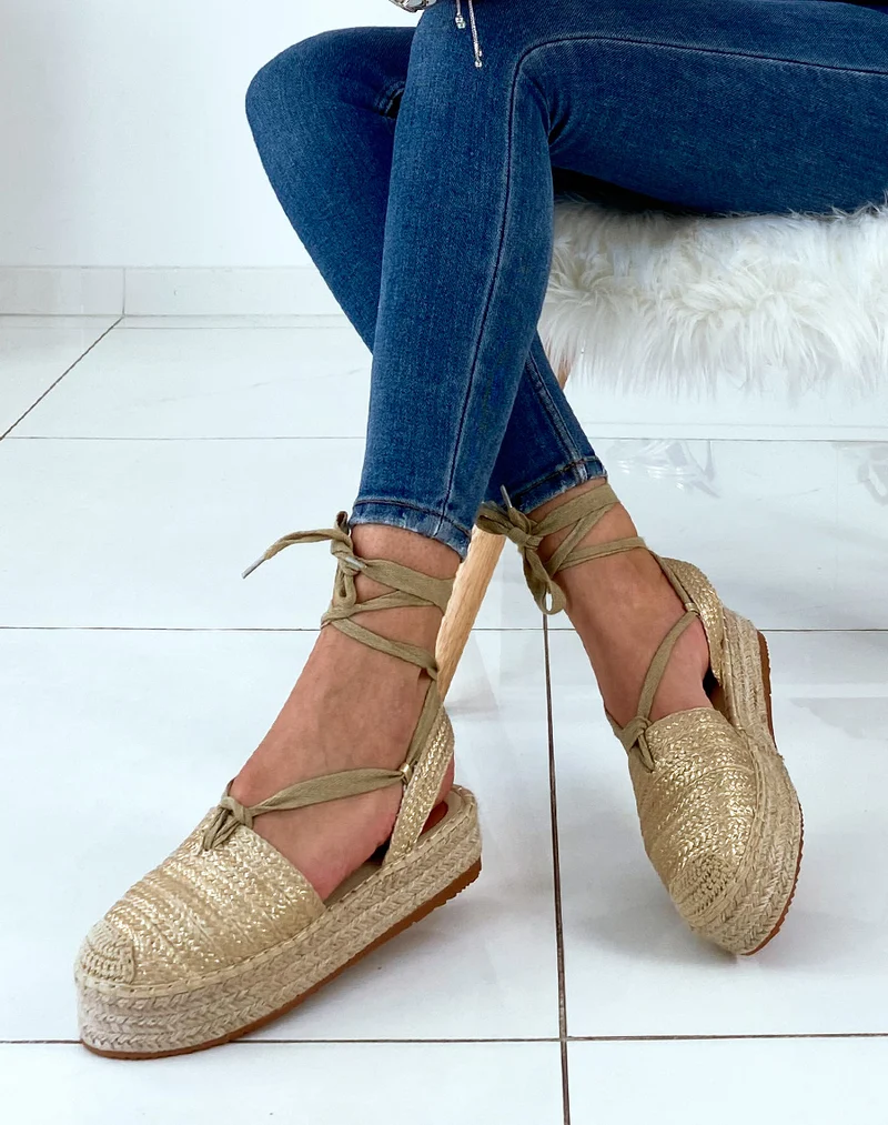 Espadrilles dorés ouvertes et à lacets