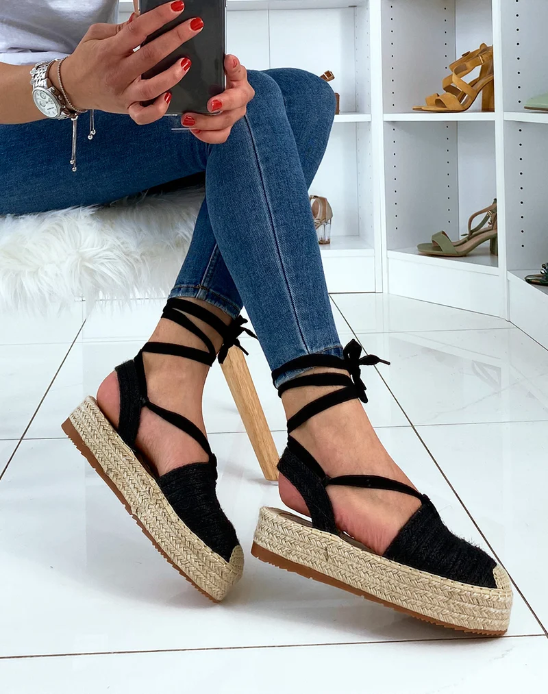Espadrilles noires ouvertes et à lacets
