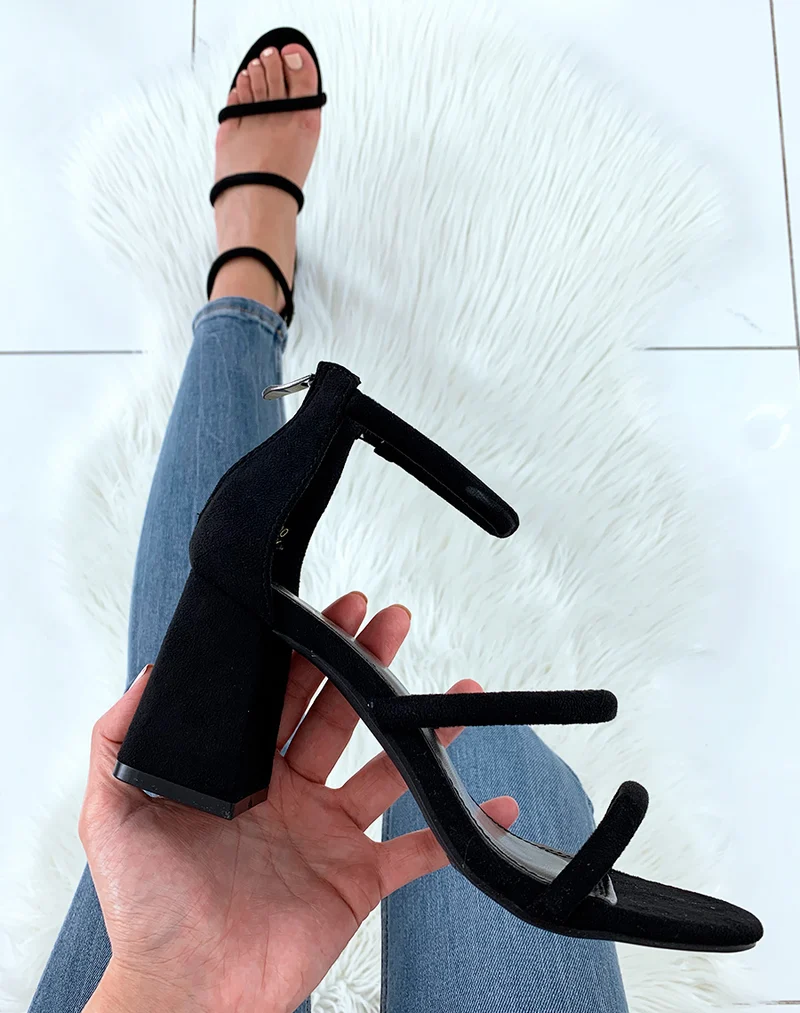Sandales noires en suédine à multiples lanières et à talons carrés