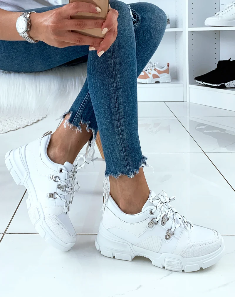 Baskets blanches à semelles compensées et à lacets fantaisies