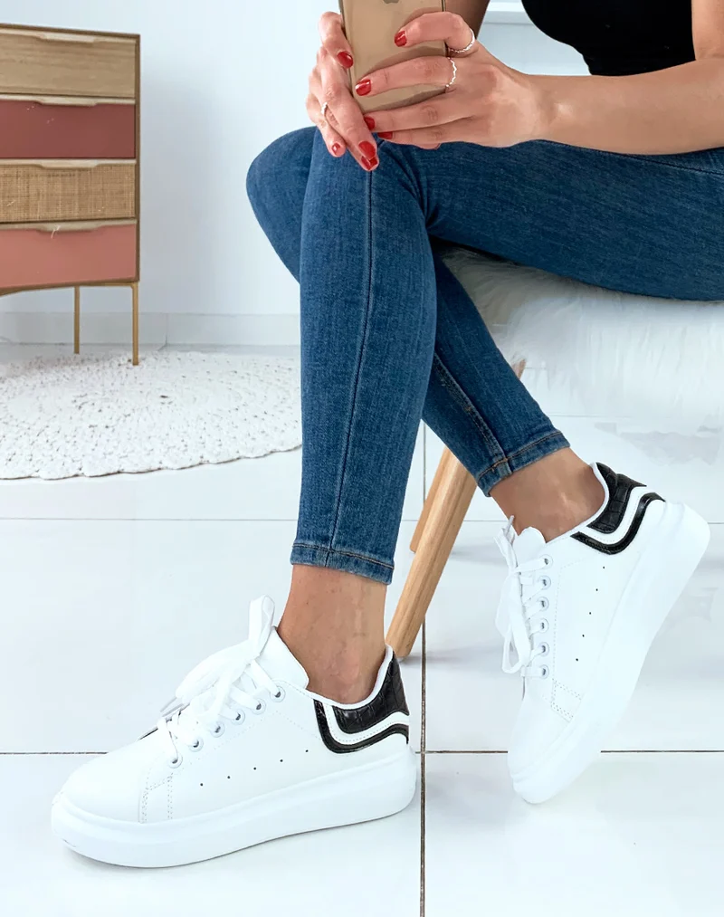 Baskets blanches à empiècements noirs effet croco et blanc