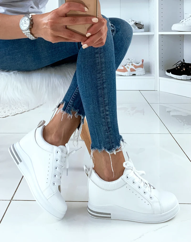 Baskets blanches compensées à empiècements blanc effet croco