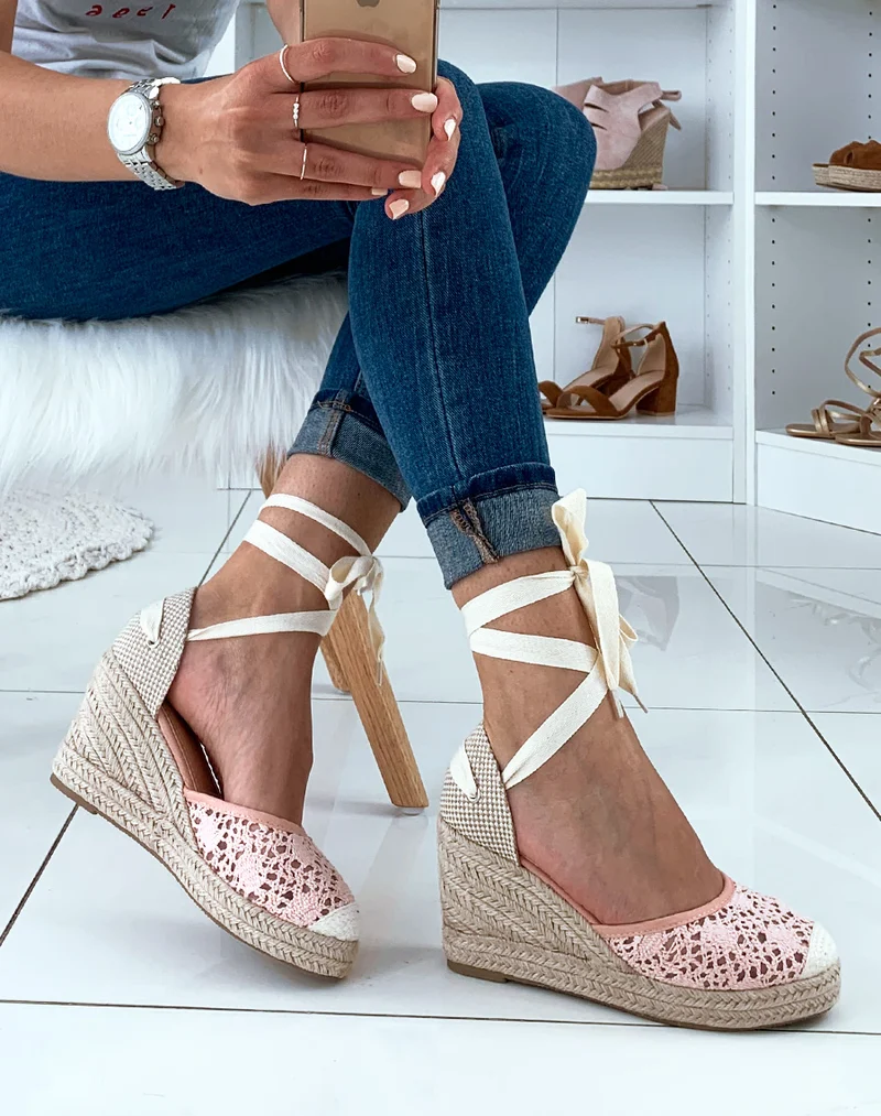 Espadrilles à talons compensés en dentelle rose à lacets